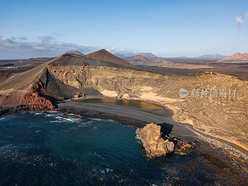 火山湖El Golfo (Laguna de Los Clicos或Charco Verde)鸟瞰图，兰萨罗特岛，加那利群岛，西班牙